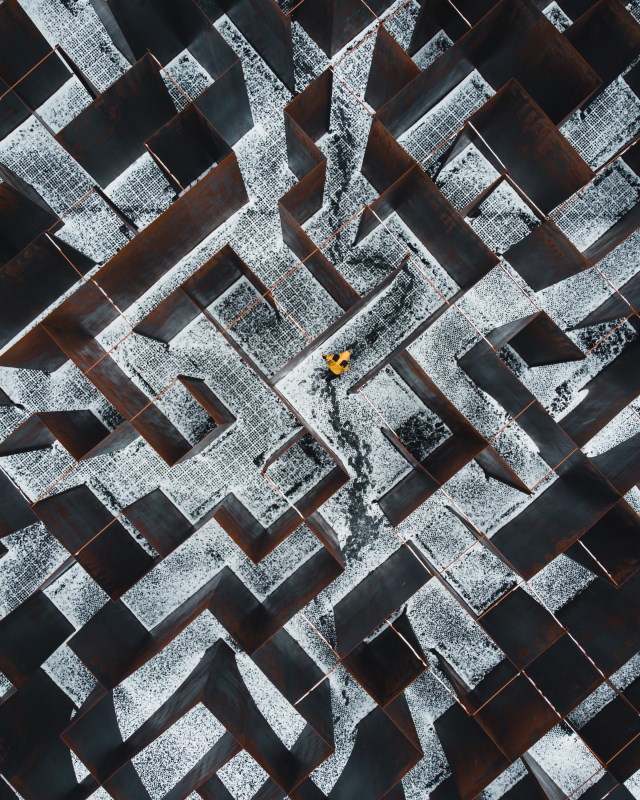 chaos-single-person-in-maze.jpg